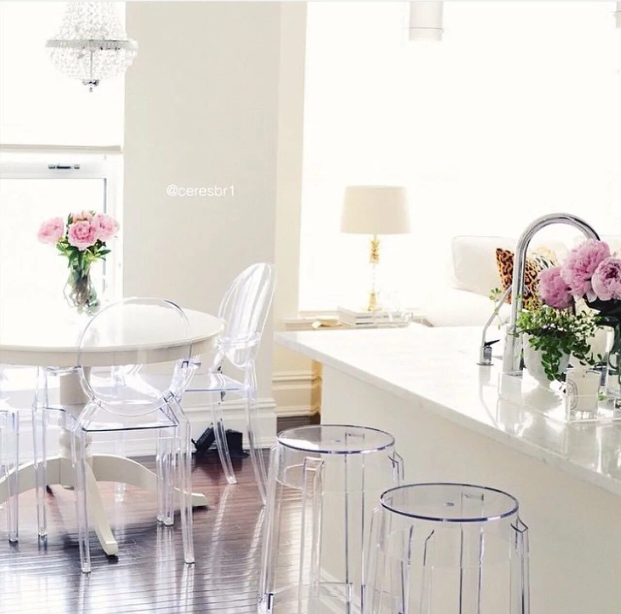 Круглый столик и пластиковые стулья. Стул style dsw белый. Белые круглые стулья. Стол икеа белый кухонный. Стул ikea прозрачный.