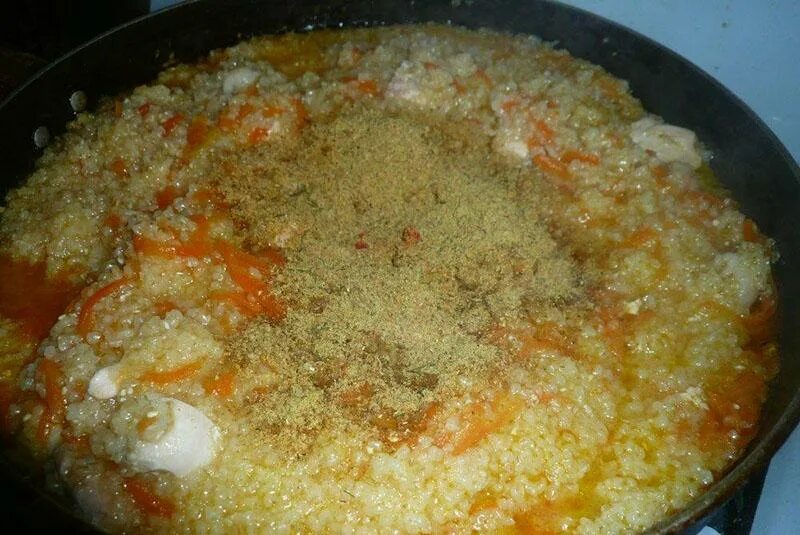 Как сварить вкусную пшеничную кашу. Пшеничная каша с мясом на сковороде. пшеничная каша до варки. как варить пшеничную кашу. пшеничная каша сваренная.