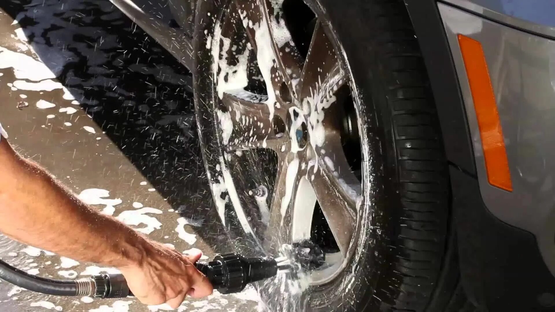 Что лучше отмоет грязь. Мойка колес. Car Wash Brush. Форсунки для очистки колес от грязи в паркинге.