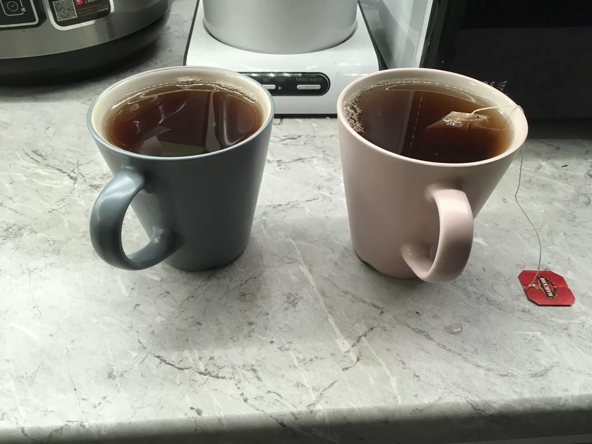 Две кружки чая. Кружка с чаем домашний. Две кружки кофе. Чай в кружке. 3 2 стакана чая