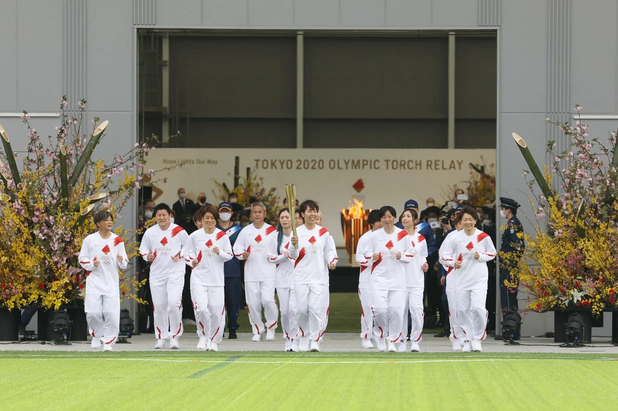 Tokyo 2020 olympics. Олимпийские игры в Токио 2021. Токио 2020 Олимпийский огонь эстафета. Олимпийский факел Токио 2021. Олимпийские игры в Японии 2020.