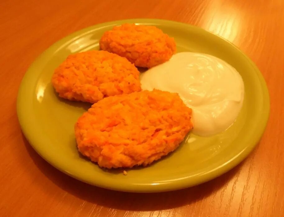 Котлеты морковные классические. Морковно-яблочные котлеты. биточки морковно яблочные. морковные котлеты без манки. котлеты из моркови.