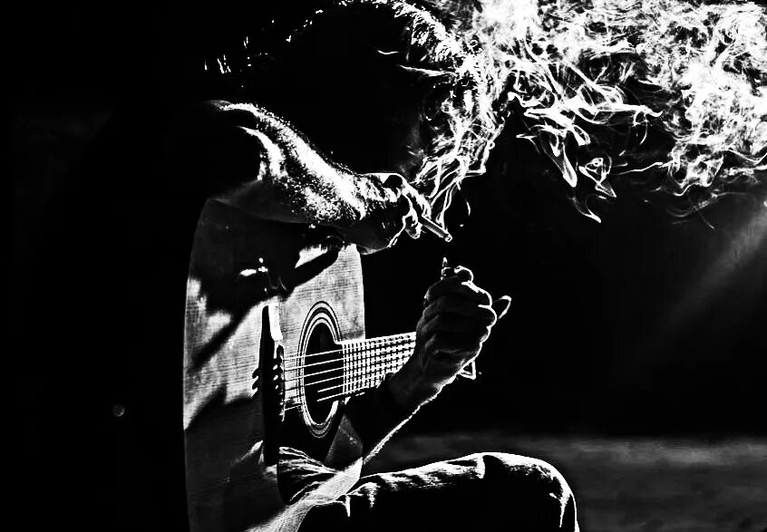 Дымом печали. Блюз гитарист. Гитара и сигареты. Гитарист с сигаретой. Грустный музыкант.