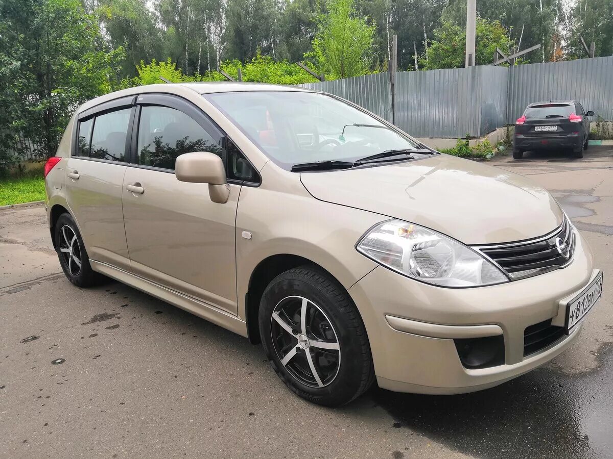 Nissan Tiida 2013. Nissan Tiida 2013 хэтчбек. Nissan Tiida 2011-2013. Ниссан Тиида 2013.