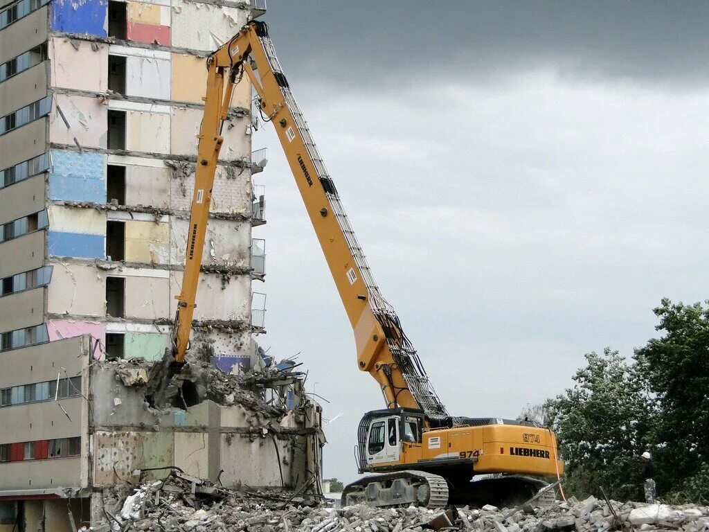 Техника для сноса. Гидроножницы для демонтажа высотных конструкций. Демонтажный экскаватор. Машина для разрушения зданий. Техника для сноса.