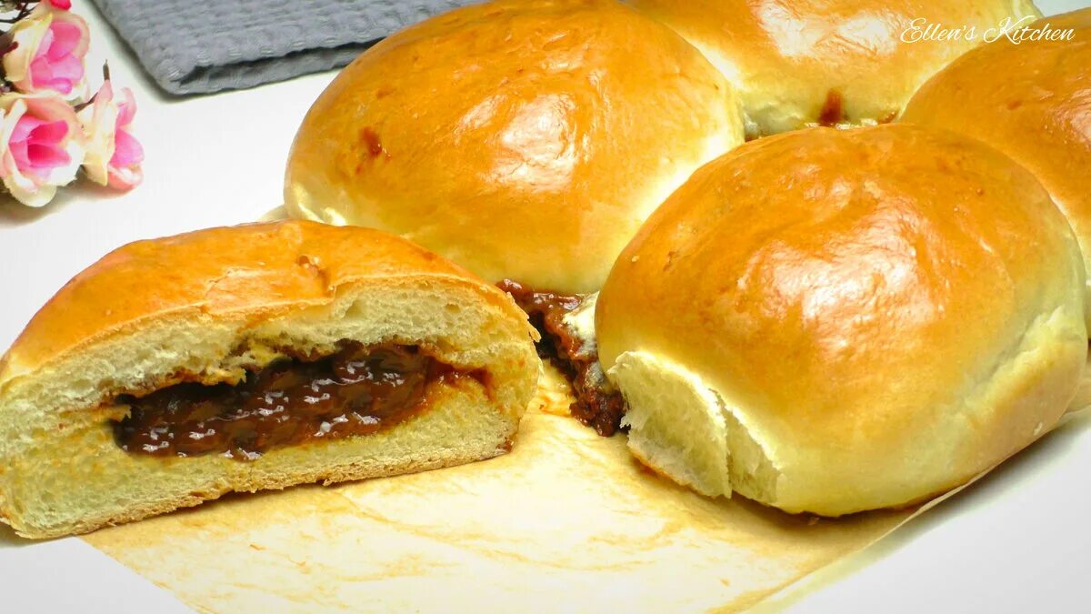 Булочка со сгущенкой. Булка со сгущенкой. Булочка с шоколадом внутри. Булочка со сгущенкой. Красивые и вкусные булочки.