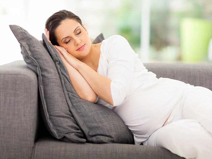 Сон беременной женщины. Женщина отдыхает. Женщина отдыхает на диване.