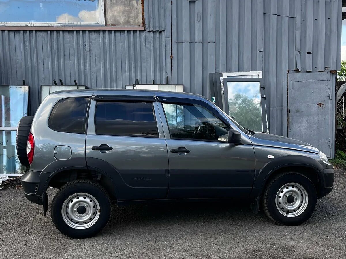 Дром шеви. Стойка под машину Шевроле Нива. Niva Chevrolet 2005 года narxi. Zadni bufer shevralet Niva 2019. Козелки под машину Шевроле Нива.