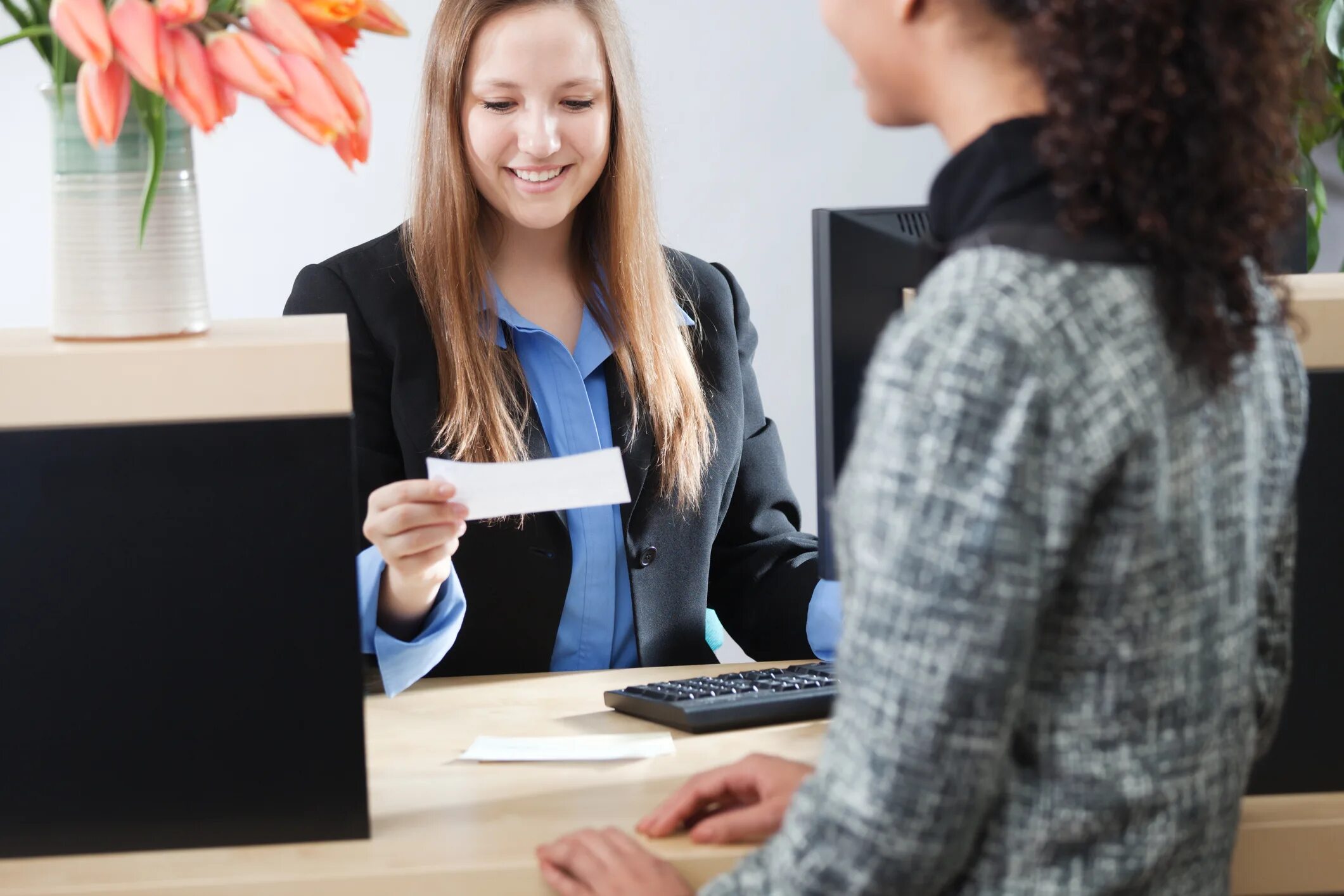 Банковский сотрудник. Счастливый клиент банка. Сотрудник банка. Bank Teller. Look at the attention