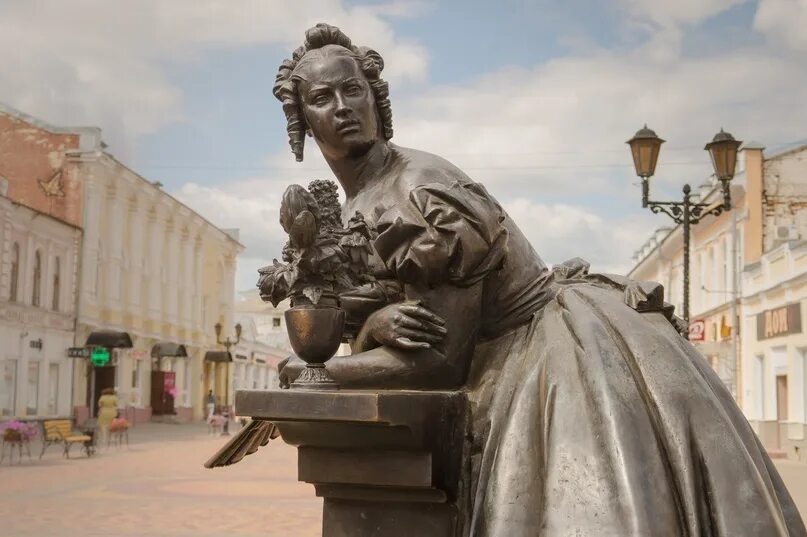 Памятник казначейше в тамбове. Тамбов скульптура тамбовская казначейша. Тамбовская казначейша скульптура. Тамбовская казначейша статуя. Памятник казначейше в тамбове.
