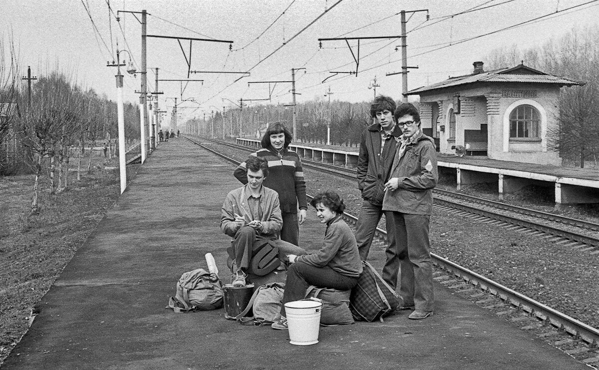 11 апреля 1980 года. СССР вокзал 1980. Аникеевка станция СССР. СССР 70-80 годы. Советские фотографии.