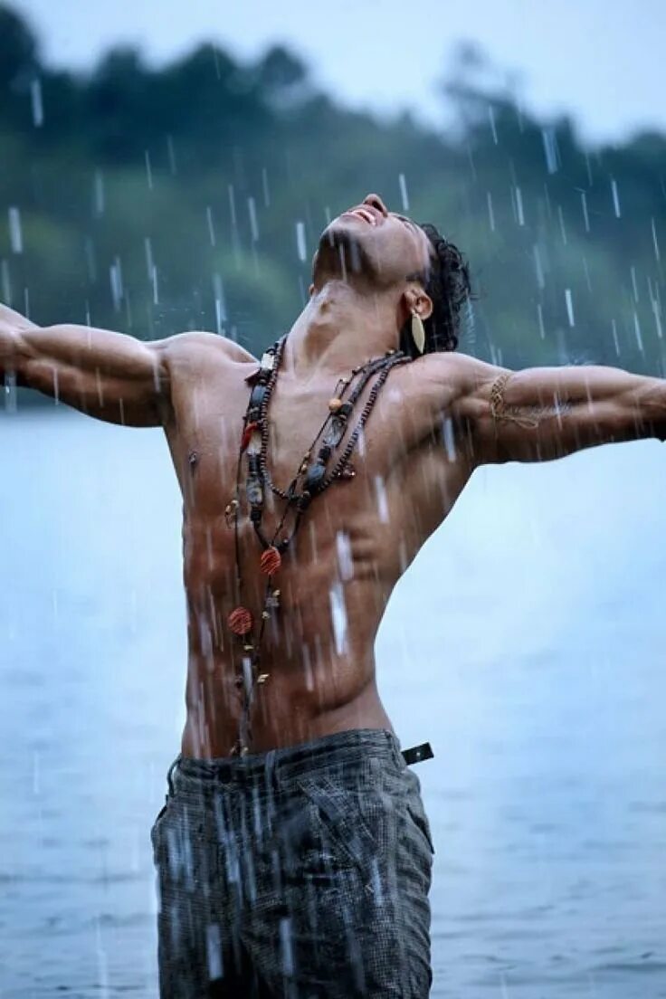 Клипы про мужчин. Мужчина под дождем. Мужская фотосессия в воде. Мужская фотосессия под дождем. Красивый мужчина под дождем.