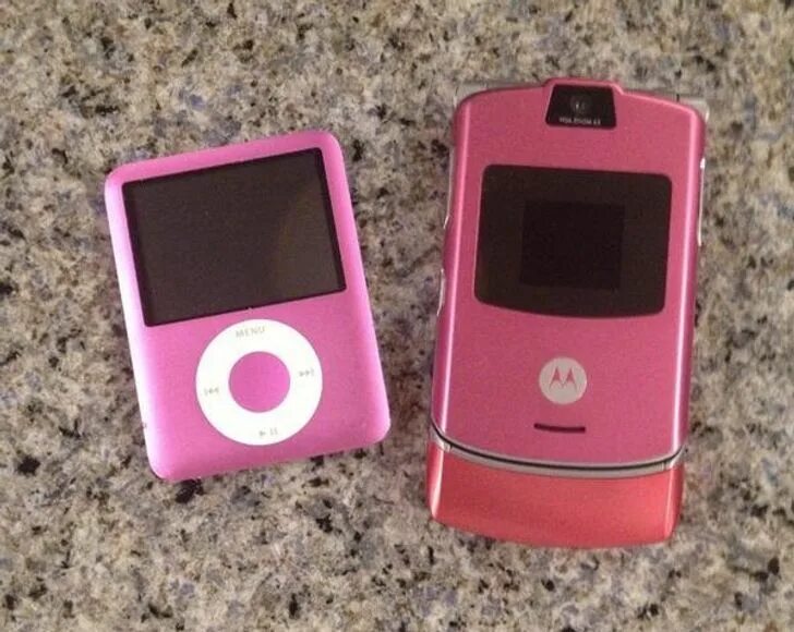 Pink IPOD 2000s. Плеер 2000-х. Mp3 плееры 2000х. Мини плееры 2000 годов. Телефон на 7 15