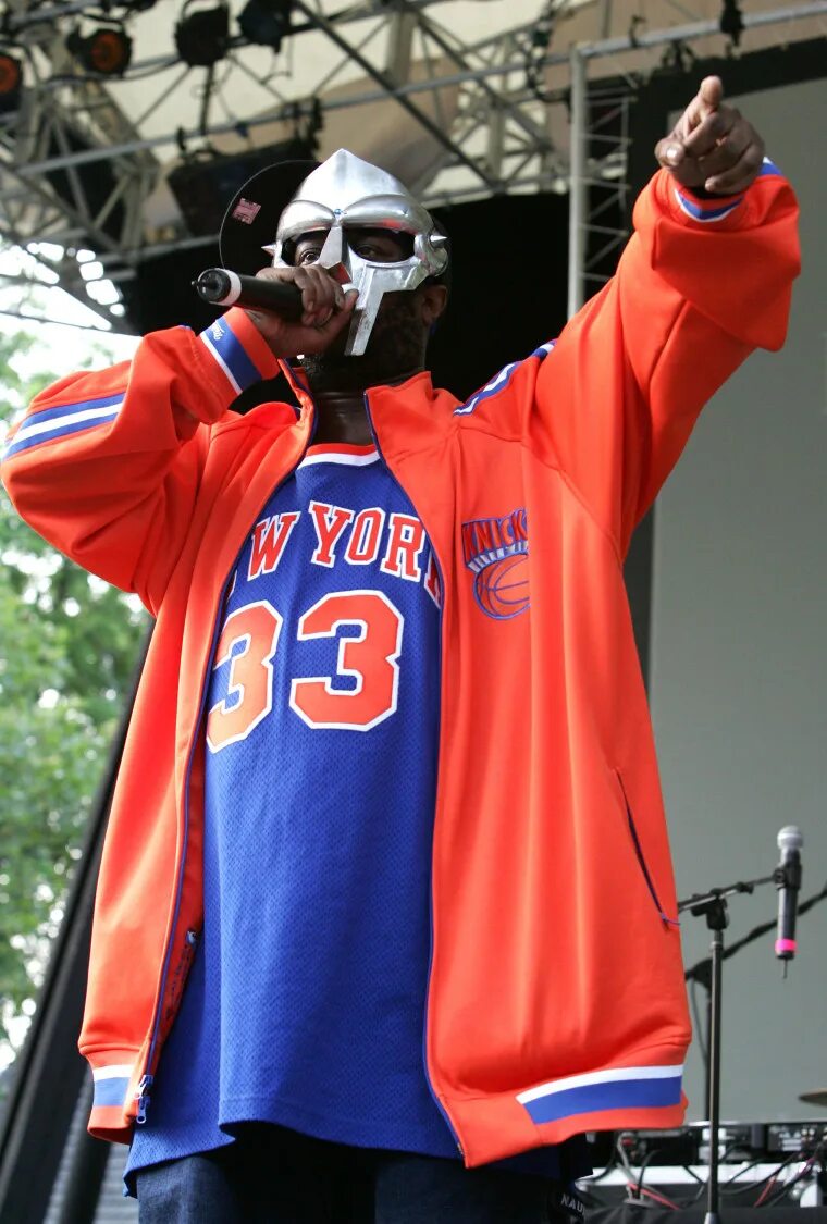 Mf doom сын. Mf doom рэпер. маска рэпера mf doom. mf doom хип-хоп артист.