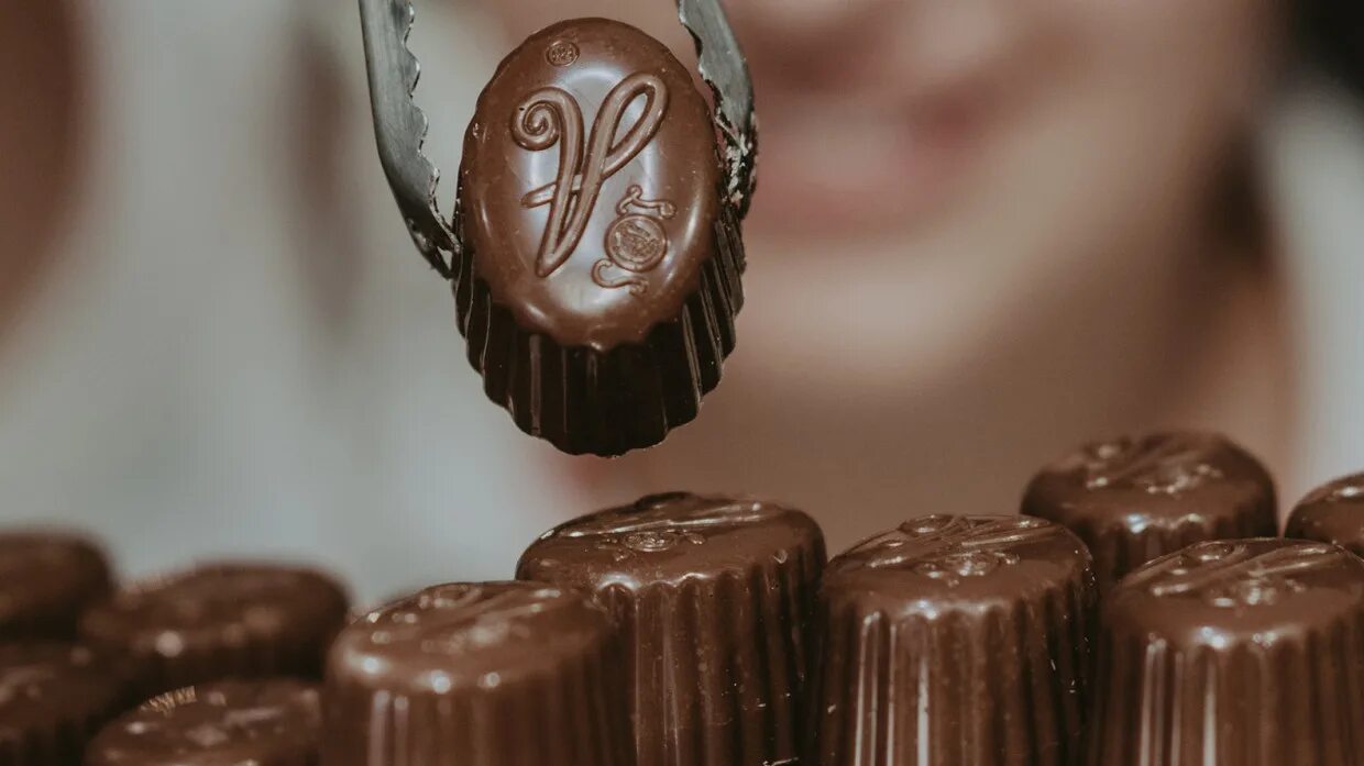Шоколад подорожает. Шоколадные изделия. Экспертиза шоколадных конфет. Шоколад и здоровье. Сладости в России шоколадные.