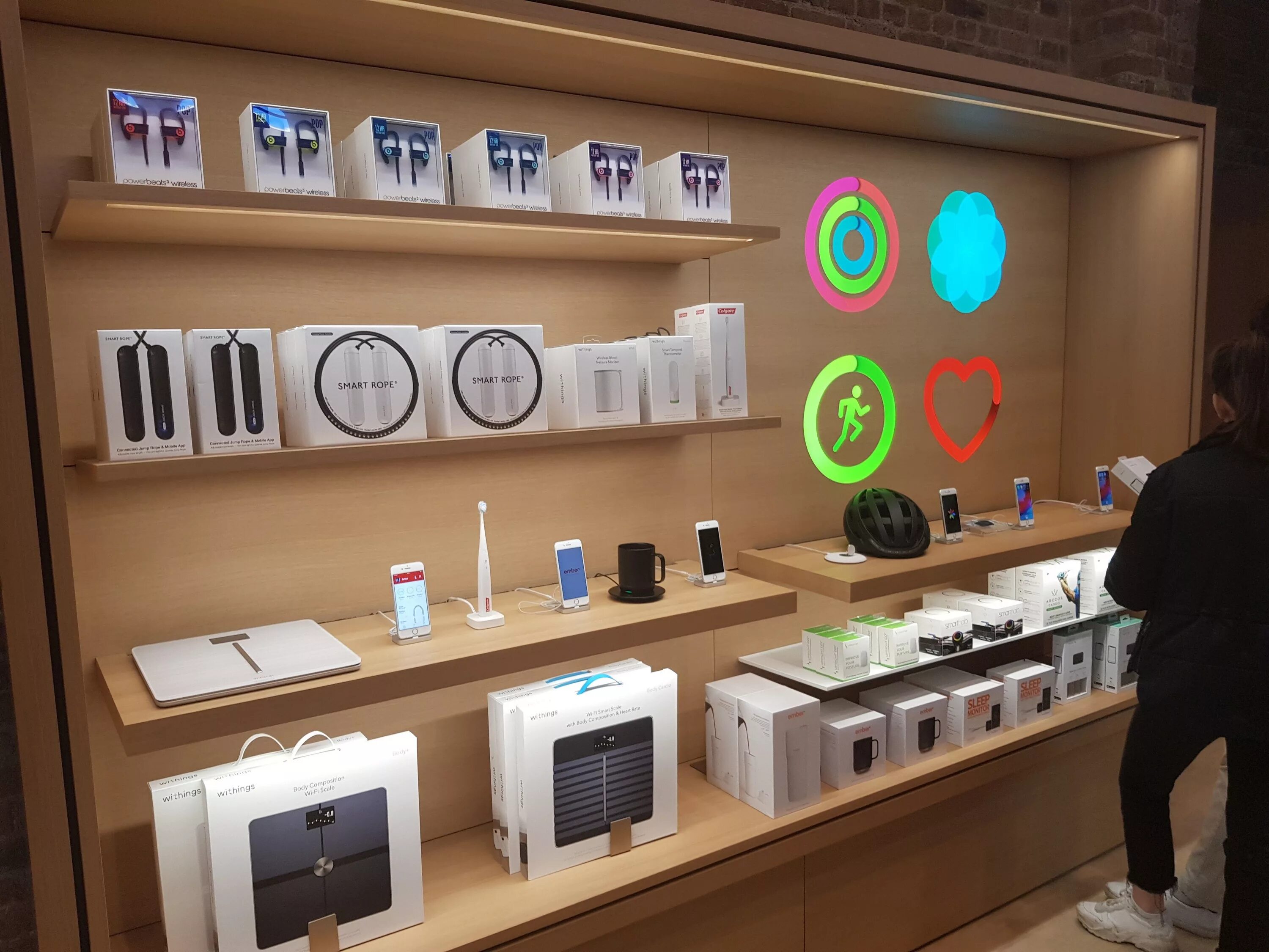 Apple stor витрины. Магазин Apple. Витрина магазина Apple. Интерьеры магазинов Apple. Приложение витрина