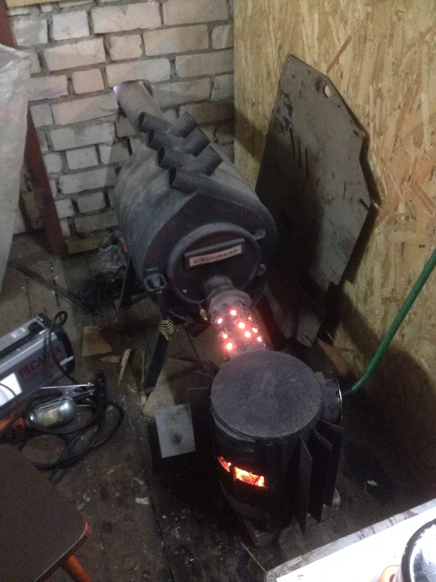 Приставка к печи для отработки. Печка на дровах и отработанном масле. Печь на отработке для гаража. Приставка к печи на отработанном масле. Дрова и отработка.