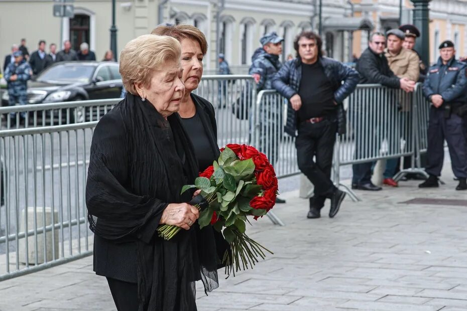 Волчек на похоронах марка Захарова. Немцов и Наина Ельцина. Похороны марка Захарова.