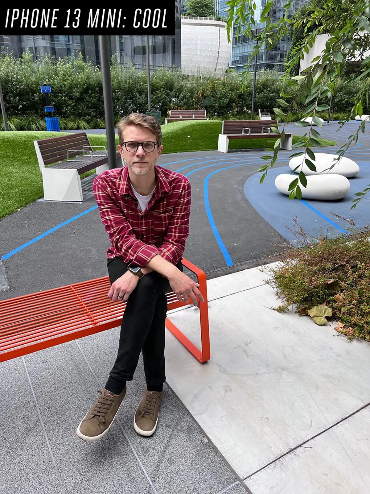 человек с айфоном. Iphone 13 pro max. айфон 13 про макс фото с человеком. Grafite iphone 13 pro max. Iphone 13 pro pro max.