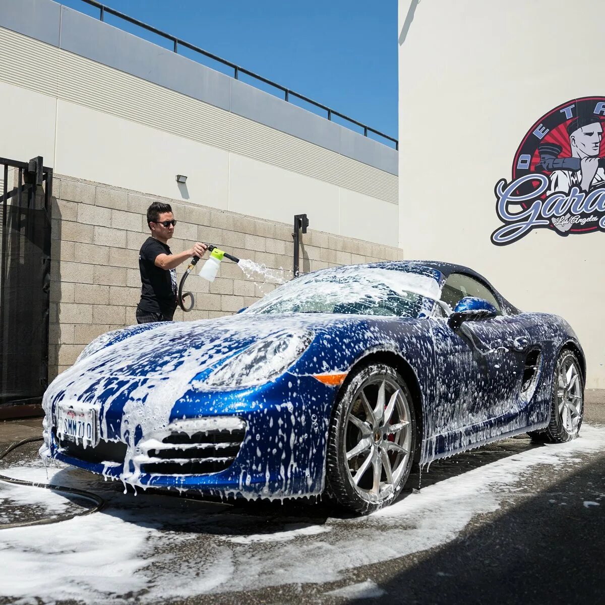 Мойка машин телефон. Мойка автомобиля. Реклама автомойки. Bugatti car Wash. Автомойка пена.