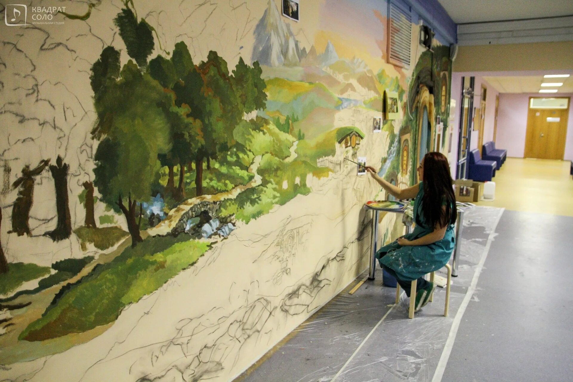 Художник-оформитель художник декоратор. Роспись стен в театре. Работа художник декоратор. Роспись стен красками. Работа художник декоратор.