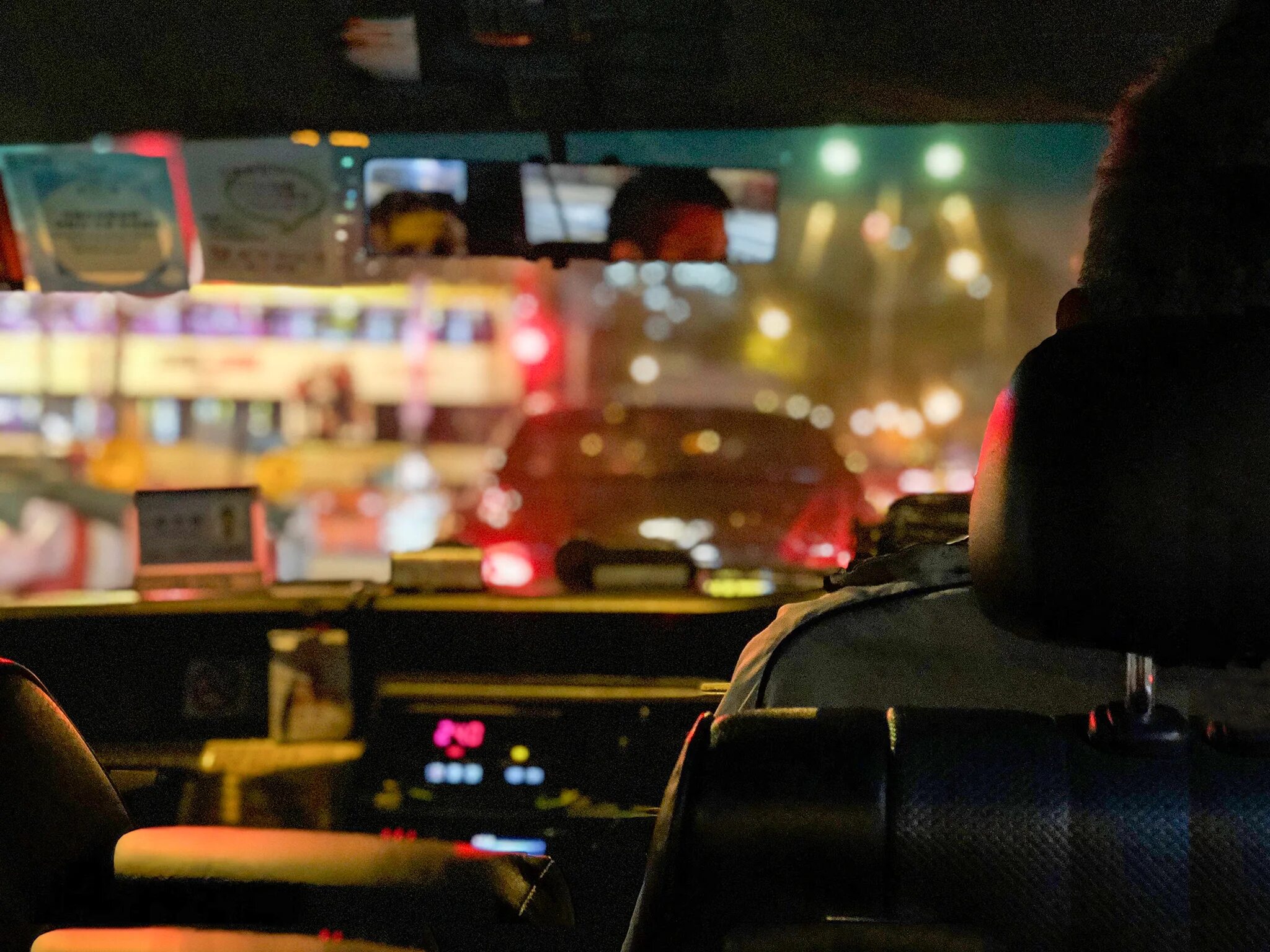 Такси в гонконге приложение. Такси гонконг. ночная москва такси. такси в гонконге приложение салон. красные такси гонконга.