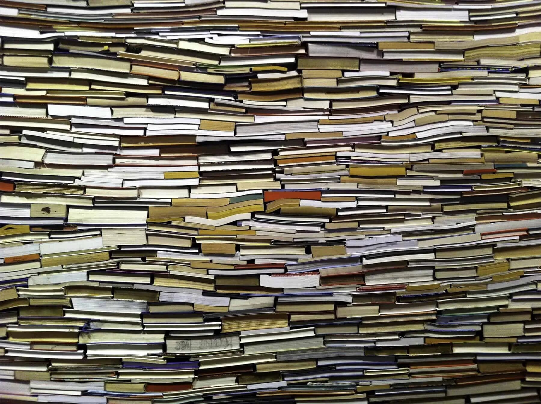 Lots of books. A lot of books. Книжные стрлики. Тавтология в книгах. Lots of close