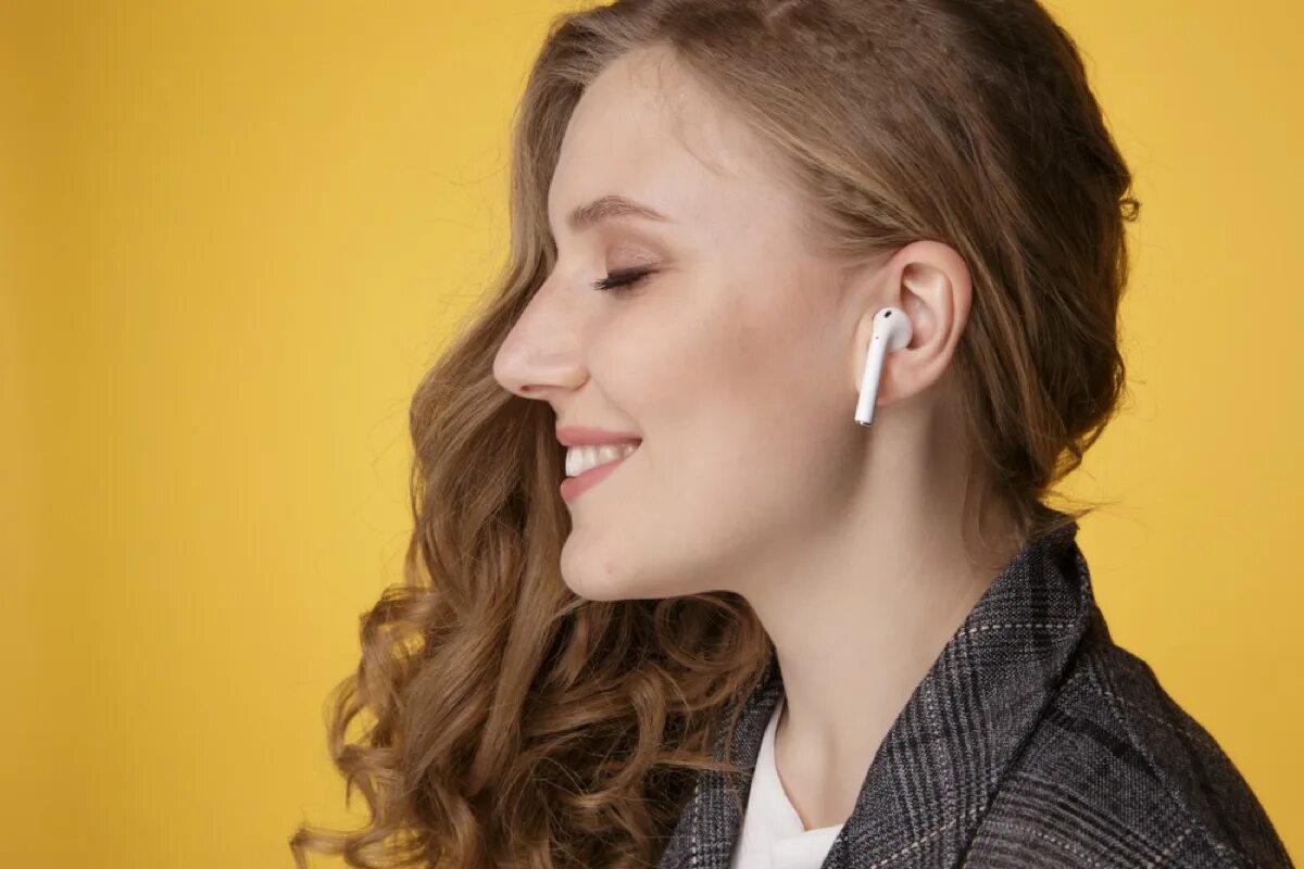 Песня наушники в уши. AIRPODS 2 В ушах. Apple AIRPODS В ушах. Аирподс 2 в ухе. Apple AIRPODS 2 В ухе.