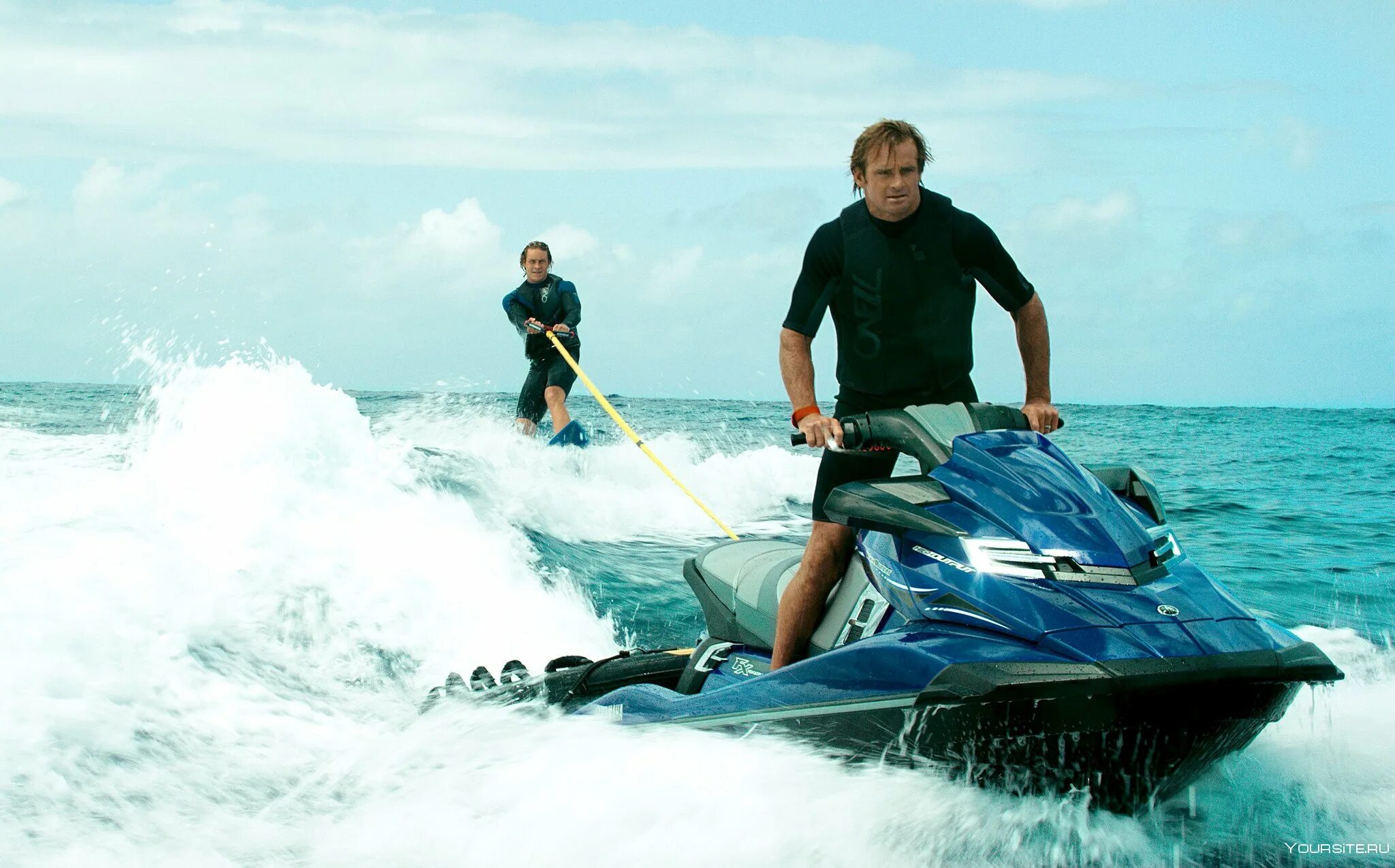 На гребне волны год. На гребне волны 2015 кадры. на гребне волны - point break (2015). киану ривз серфер на волне. гребне волны курт.