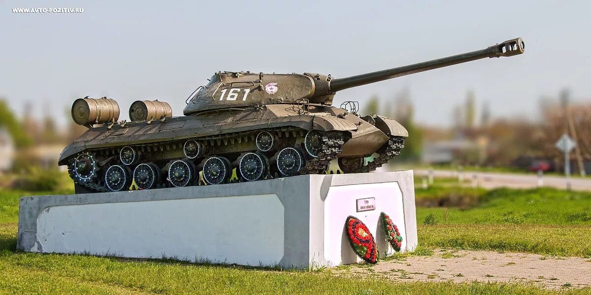 Танки на пьедесталах. Памятник в молдавии танку т-34. Памятник танк в советске калининградской области. Танки на пьедесталах. Танк т 34 в усть абакане.