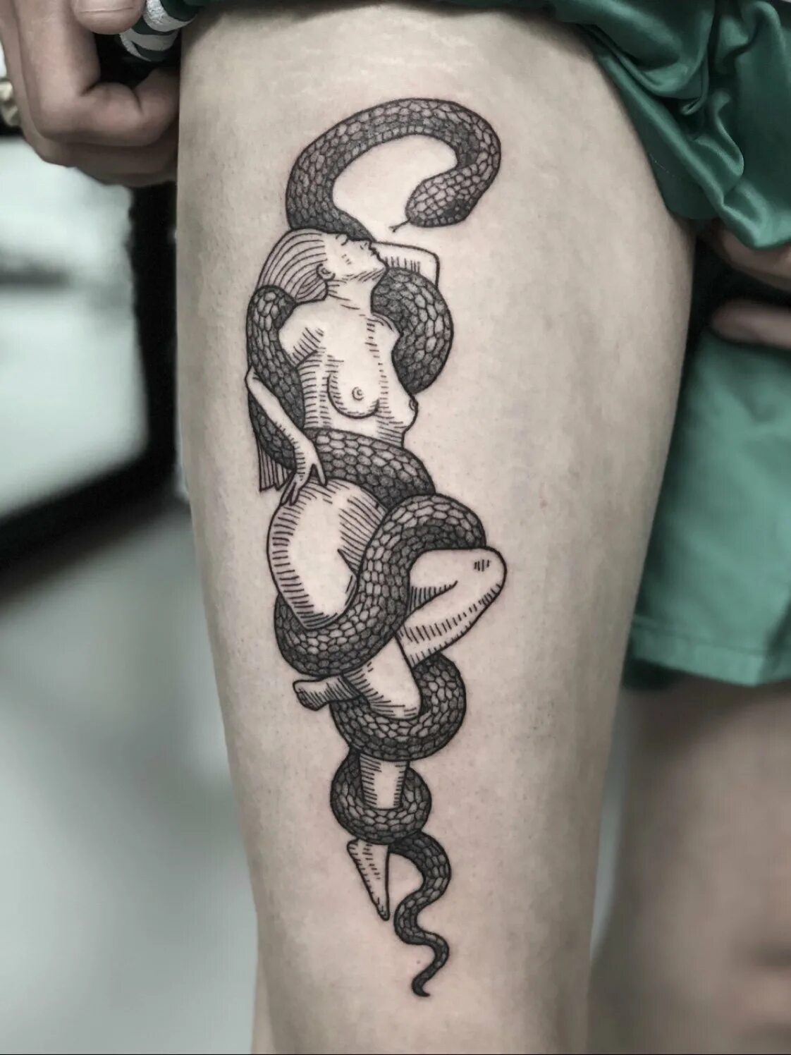 тату змея на груди. тату змеи на руке женские. тату змея женская. женщина змея тату. женщина змея тату.