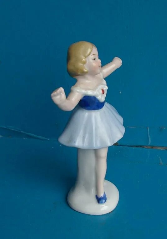 Лепка девочка пляшет старшая группа. Девочка и мальчик танцуют лепка. Человек в движении из пластилина. Лепка девочка и мальчик пляшут подготовительная группа. Лепка девочка и мальчик пляшут.