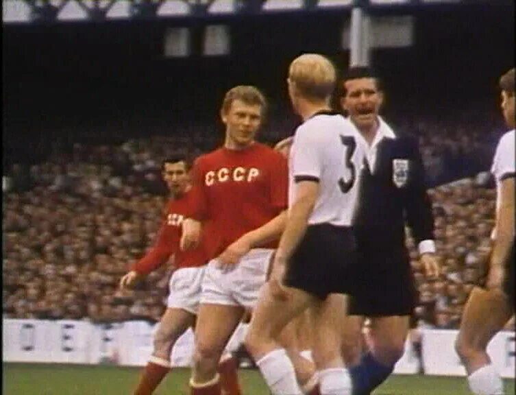 Чм по футболу 1966. Спор за золотую богиню фильм 1966. чемпионат мира по футболу 1966. кубок чм мира по футболу 1966. постер чемпионата мира по футболу 1966.