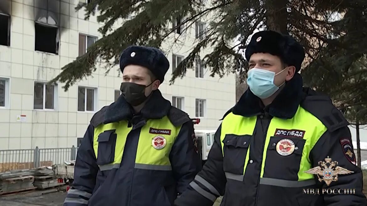 Сотрудник полиции в карелии спас. Полицейский спас ребенка. Полиция спасает людей. Полицейский спасает ребенка. Полицейский.