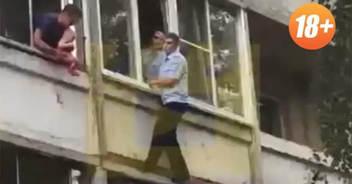 женщина ребенка на балконе. на балконе повис. балкон многоэтажки.