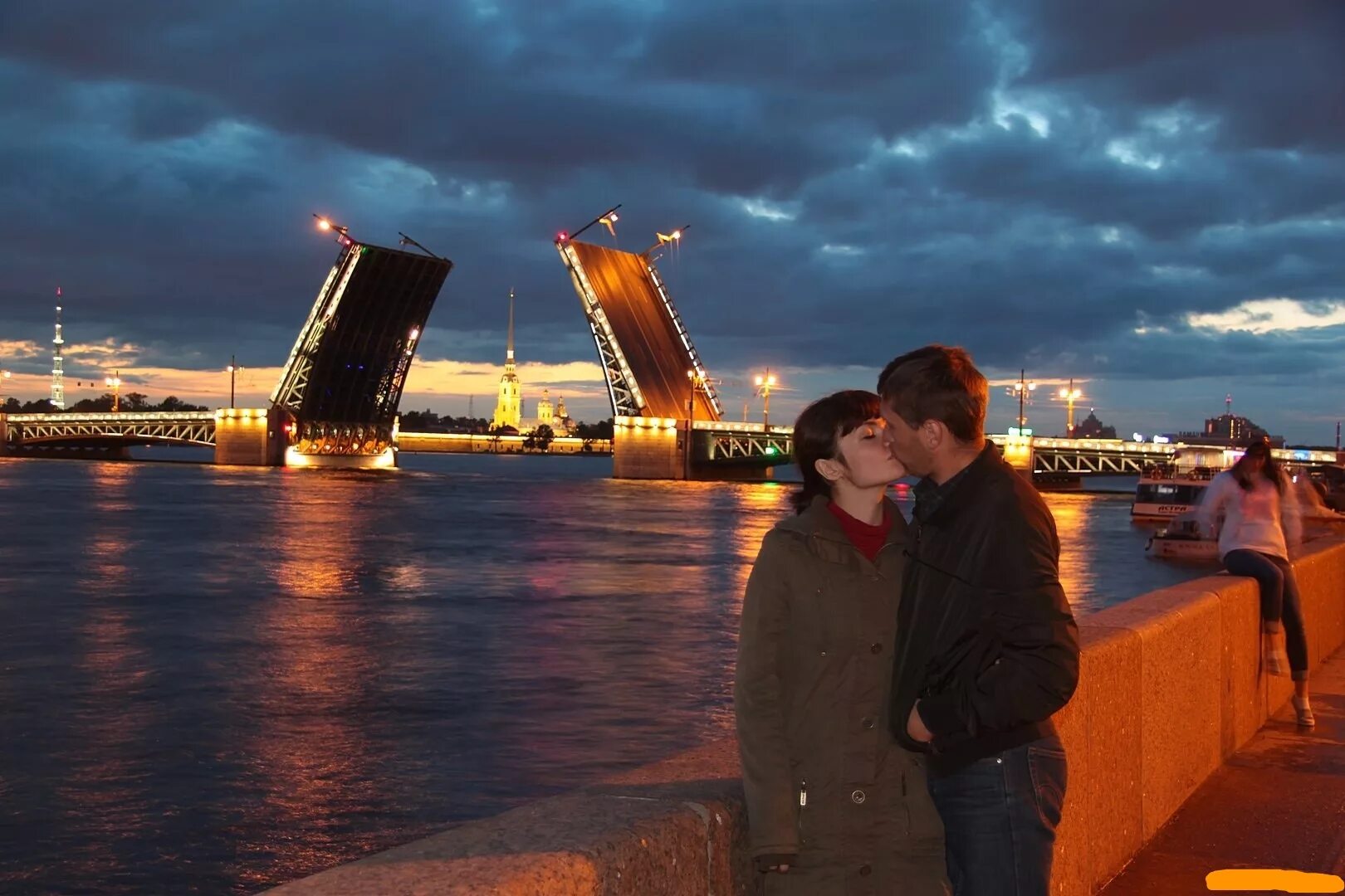 Около пятисот фотографий поезжайте в город пара. Белые ночи Санкт-Петербург. Дворцовый мост по реке Неве Санкт-Петербург. Дворцовый мост набережная. Влюбленные в Питере.
