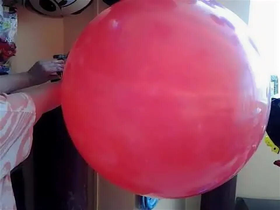 Большие шары видео. Девушки надувают воздушные шары. Дети надувают шарики. Надул большой шарик. Надули большой шарик гелием.