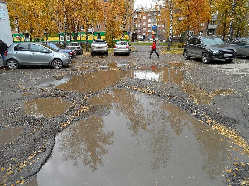 Слякоть на дороге. Лужи в городе. Лужа грязи. Осень дождь грязь. На дорогах лужи скоро выйдут