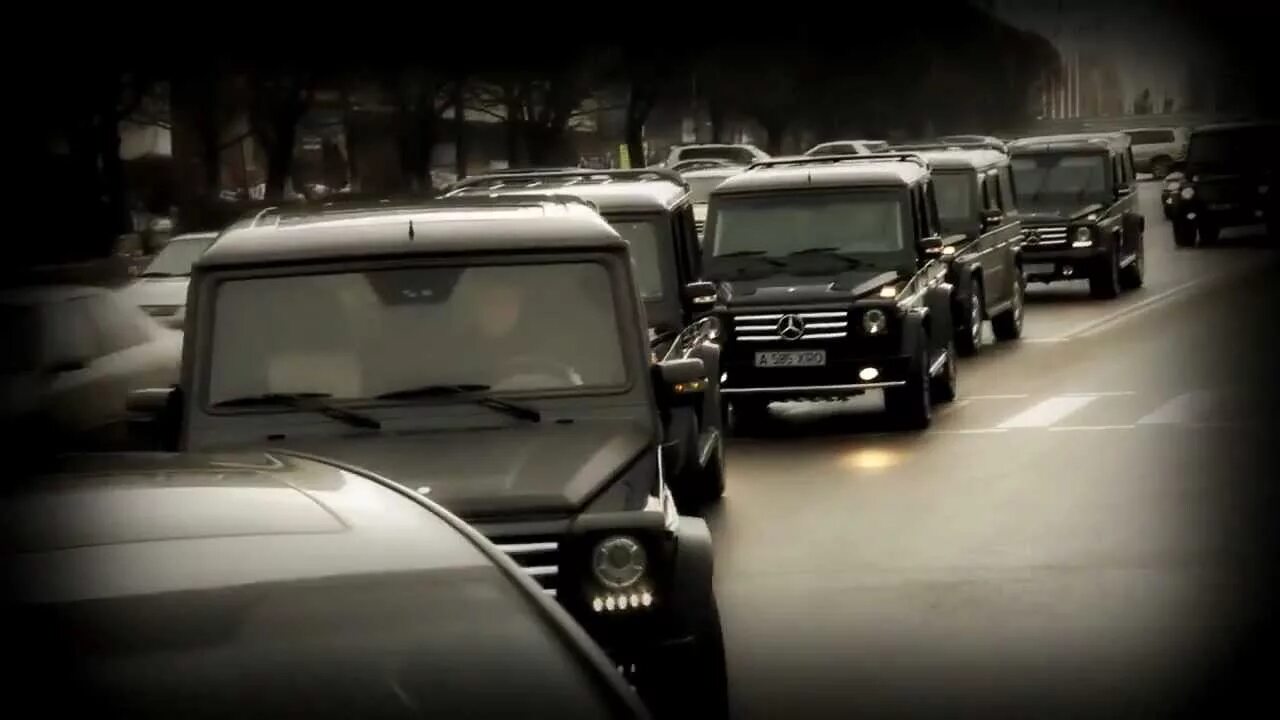 Видео видео песни геликов. Кортеж Мерседес Гелендваген. Мерседес Гелик Бандитский кортеж. Мерседес Майбах кортеж. Гелендваген колонна.