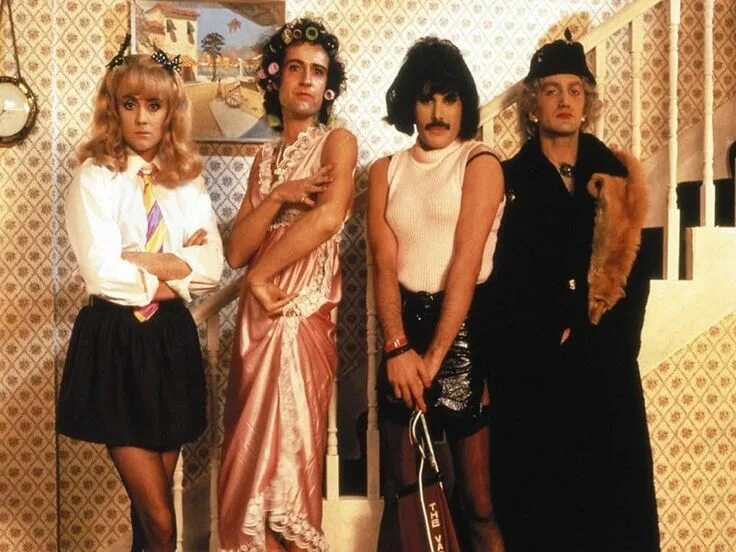 Группа queen кудрявый. Группа 1984 квин. Фредди меркьюри мама уууу. Клип песни queen. Queen клипы.