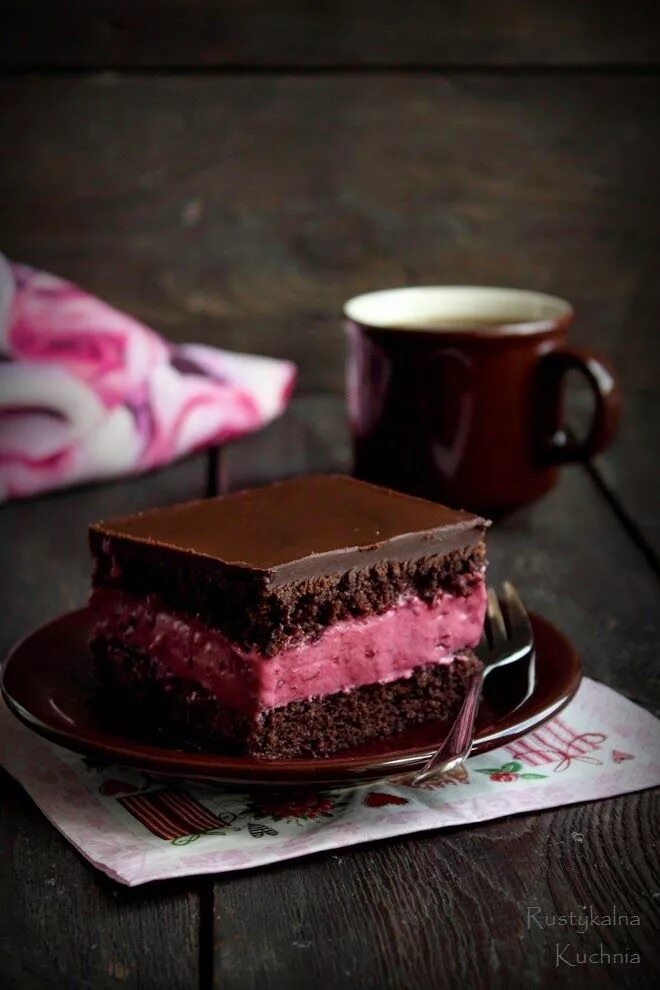 Торт шоколадная смородина. Поль робсон торт. Шоколадный брауни и крем чиз. Шоколадно смородиновый торт. Шоколадный торт с клубникой.