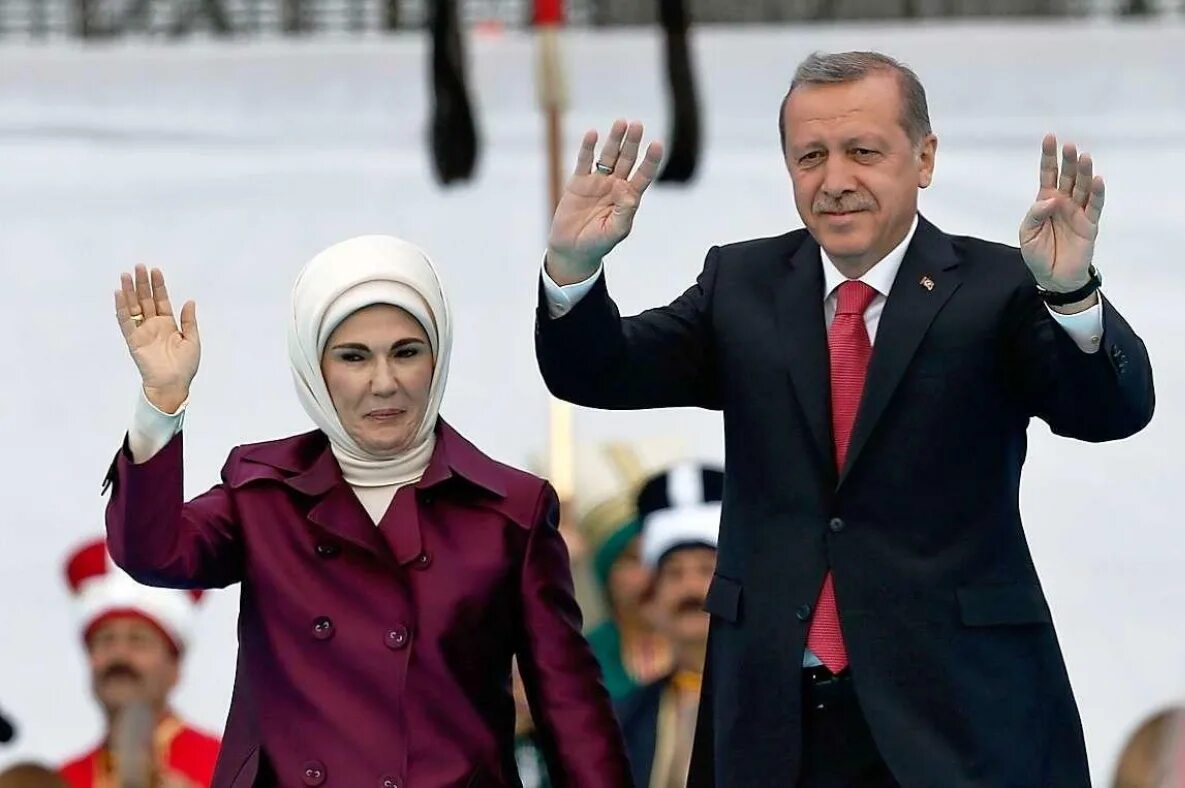 Эрдоган возраст. Эмине Эрдоган. Реджеп Тайип Эрдоган с женой. Эмине Эрдоган и Реджеп Эрдоган в молодости.