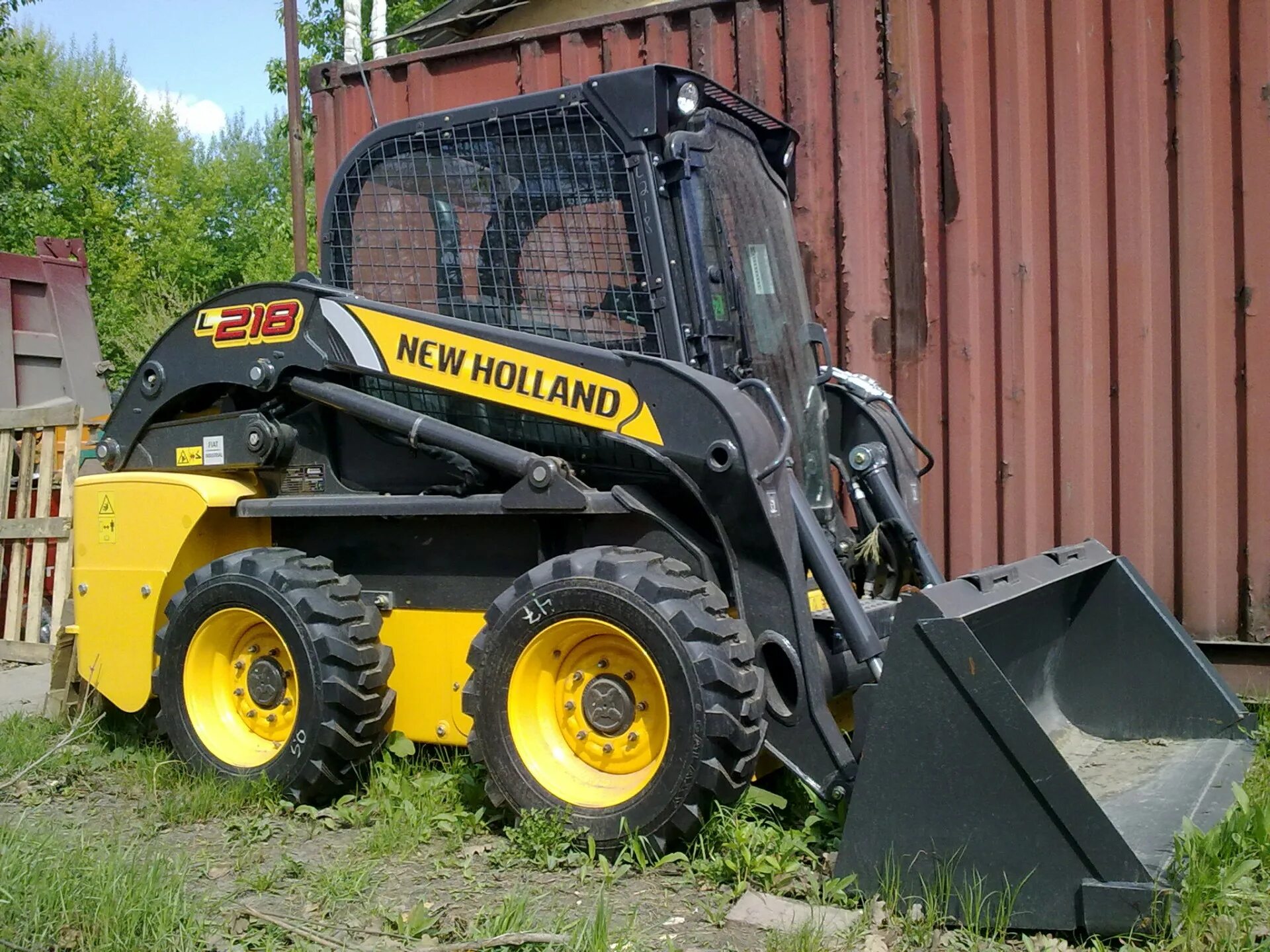 Holland l218. New holland l218 погрузчик. мини погрузчик new holland l218 технические характеристики. new holland l325. new holland l320 технические характеристики.