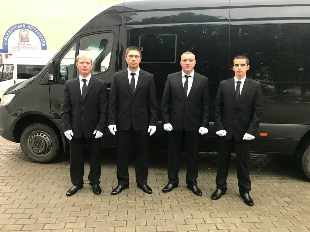 сотрудники похоронного бюро. работник похоронного бюро. работники похоронного бюро. похоронное агентство. диего марадона похоронное бюро.