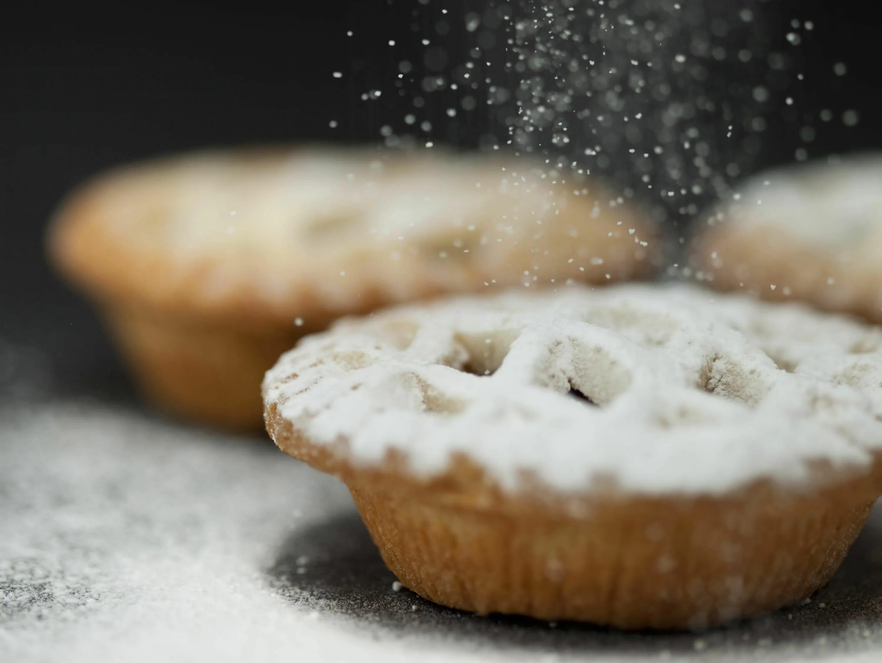 Пудрой посыпать горячую или холодную выпечку. Сахарная пудра. powdered sugar. посыпка сахарной пудрой. сахарная пудра на столе.