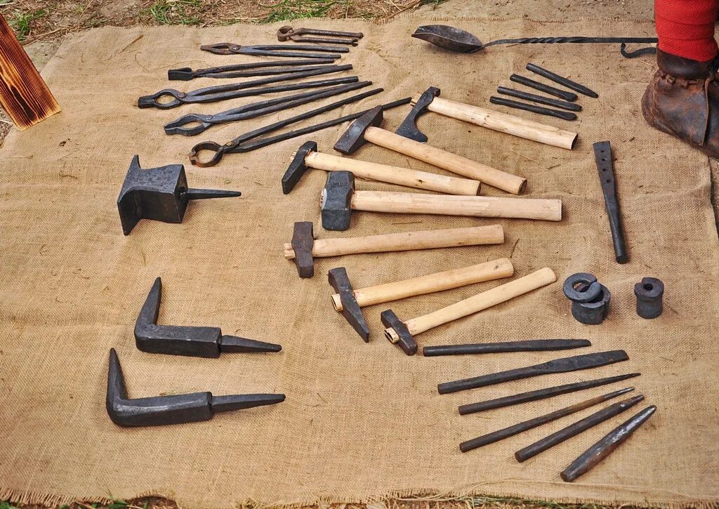 Инструменты кузнеца. Кузня,инструменты. Кузнечный инструмент. Кузнечный инструмент. Старинный кузнечный инструмент.