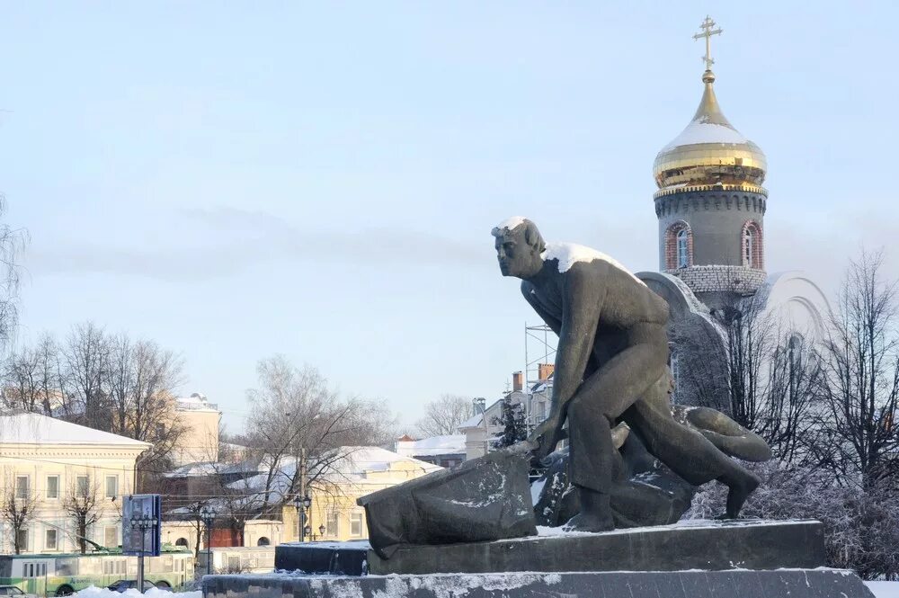 Иваново город революции. Город Иваново площадь революции. Памятник на площади революции Иваново. Площадь Победы Иваново зимой. Памятник борцам революции Иваново.