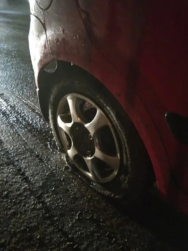 Колесо машины. Как ставить колеса на машину dunlop. Спущенное колесо поло седан. Обоим колесам. Обоим колесам.