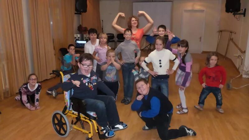Тренинги для овз. Кусинский реабилитационный центр для детей-инвалидов. Реабилитационный центр для детей инвалидов в Красном Луче. Занятия с детьми инвалидами. Дети с ограниченными возможностями танцуют.
