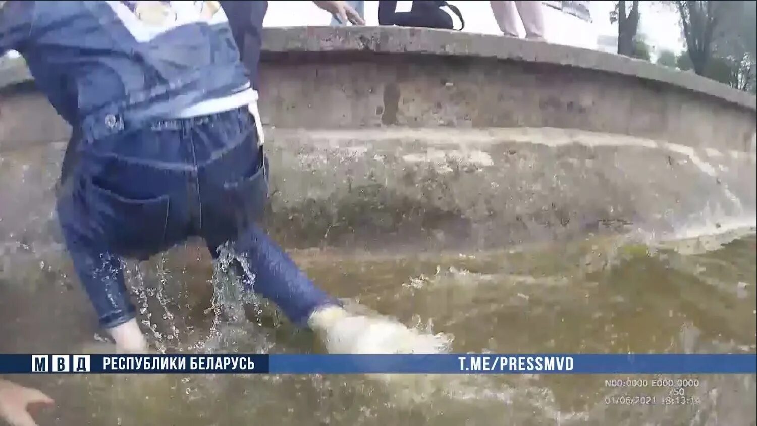 Песня падает вода падает. Упал в воду. Девушка упавшая в воду.